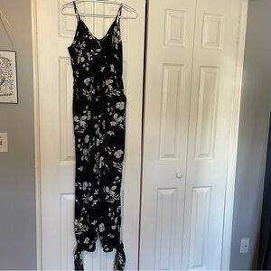 GUC SHEIN size s romper ties at ankles and has pockets